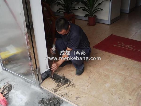 成都市維修玻璃門更換玻璃門訂做 安裝地彈簧服務電話