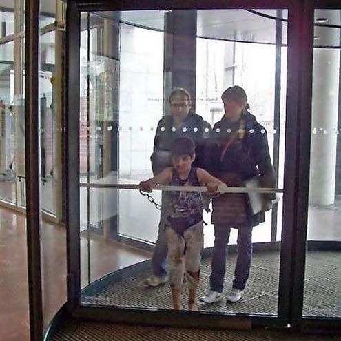 兩翼旋轉門的有用性和安全性是如何表現的