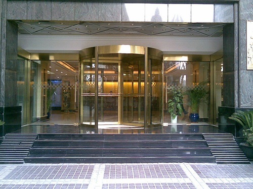 成都自動(dòng)旋轉(zhuǎn)門(mén)工程案例